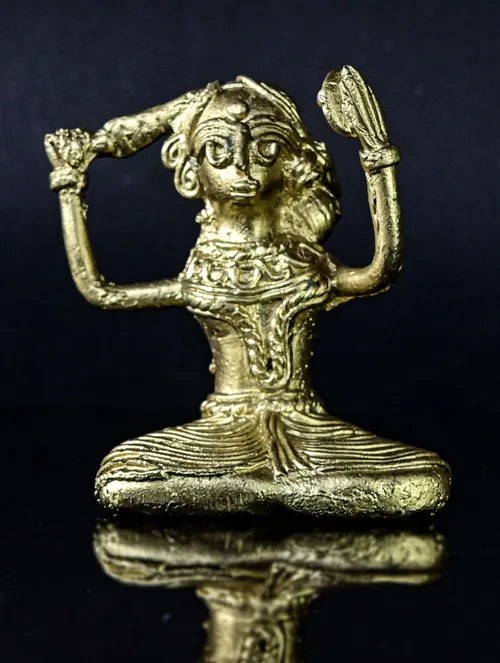 Bengal Dokra Adivasi Girl with Mirror & Comb in Hands – 1