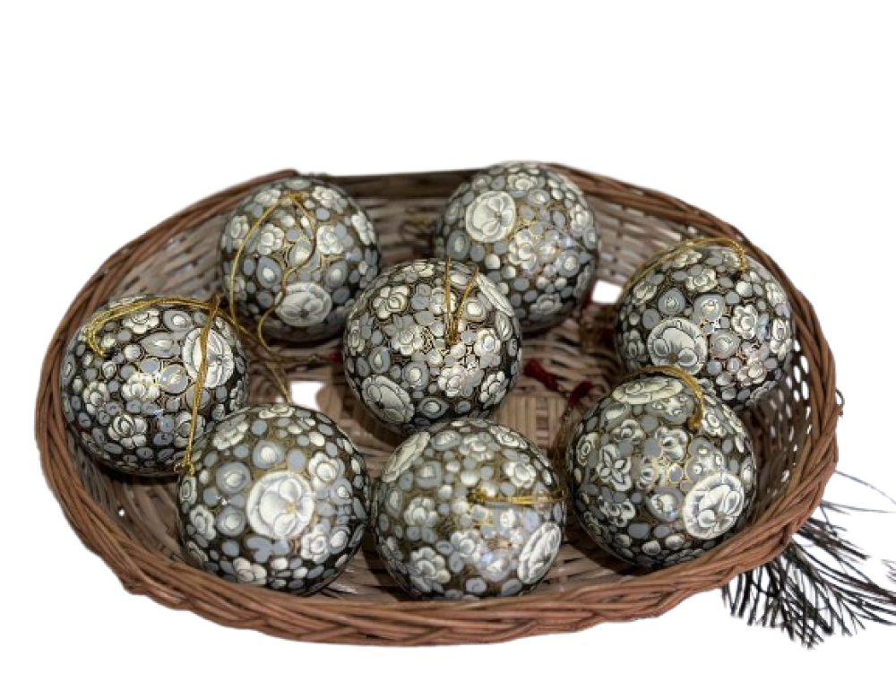 White & Black Floral Chistmas Tree Décor